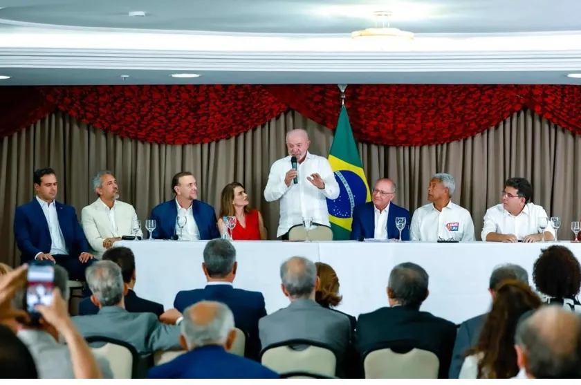 Legenda: Lula tem reunido lideranças do Nordeste, como o governador cearense Elmano de Freitas (PT), o senador Camilo Santana (PT) e os senadores eleitos Cid Gomes (PSB) e Luizianne Lins (Rede). Foto: Ricardo Stuckert.