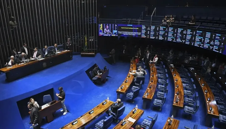 Legenda: No Senado, o texto é relatado pelo senador Omar Aziz (PSD-AM) e prevê a redução da jornada máxima semanal de 44 para 40 horas. Foto: Jonas Pereira/Agência Senado.