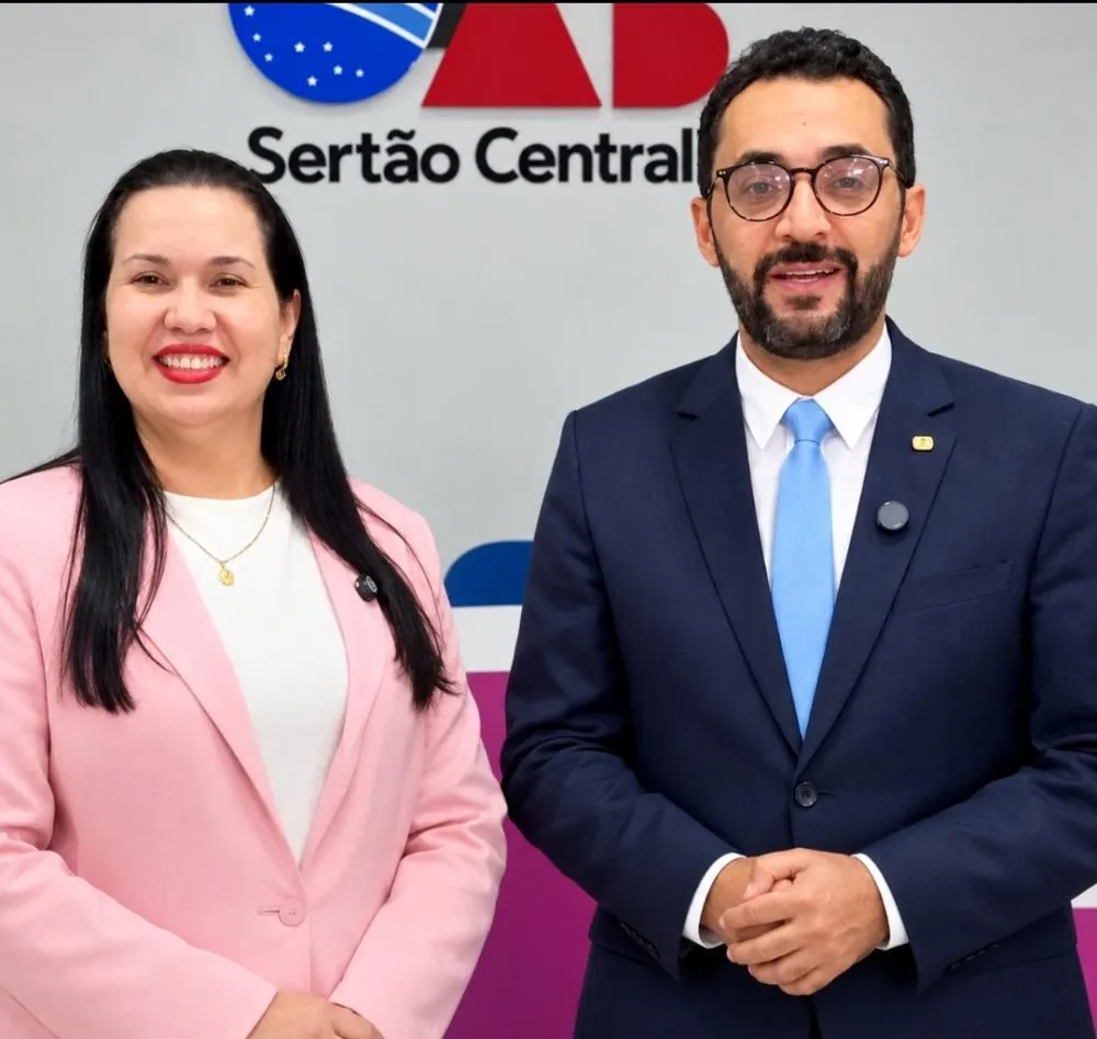Dra. Christiane do Vale Leitão, presidente da OAB Ceará, ao lado do Dr. Sales Júnior, presidente da Subseção da OAB Crateús, reafirmando o compromisso com o fortalecimento da advocacia, a valorização da classe e a defesa da Justiça.
