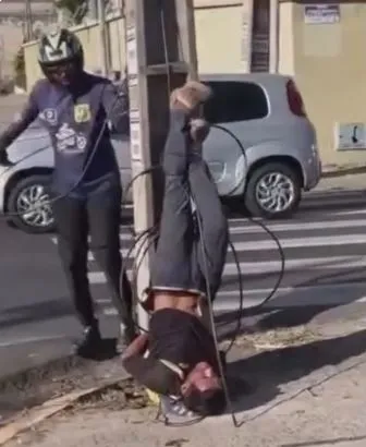 Guarda Municipal interveio após homem suspeito de tentativa de roubo ser agredido e amarrado em um poste na Praia de Iracema. (Foto: Reprodução)